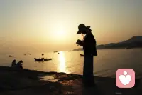 “我们唯一能拥有的只有当下”
不要欺负以前的自己
人不可能每一步都正确，不想回头看，也不想批判当时的自己，没什么好抱怨的，大大方方为自己的认知买单，如果重来一次，以当时的阅历和心智，还是会做出同样的选择。我們不可能站在现在的高度去批判当时的自己，要知道，人生没有白走的路，我也始终相信，所有的遗憾和痛苦都是应该经历的。人生永远没有正确的选择。山有顶峰，湖有彼岸。
在人生漫漫长途中，万物皆有回转配图