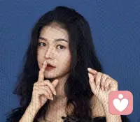 “你爱上的从来不是他人
而是没有活出来的自己”



你在他身上迷恋的

不是他

是你自己深处

未能活出的那部分灵魂

爱情是一面镜子



荣格说：

我们在他人身上深深着迷的

往往是自己内心深处

被压抑、被忽视

尚未发展的潜能

那个人的勇敢

是你不敢展露的锋芒

那个人的自由

是你囚禁已久的渴望

那个人的温柔

是你对自己缺失的慈悲

为什么会这样

因为我们天生

渴望完整

内向的人被外向者吸引

那不是爱情

那是你内在的活力

在向你招手

亲密关系的真相

不是找到完美的人

填补空缺

而是通过这个人

看见自己

疗愈自己

最终

活出自己

当激情褪去

当幻象破灭

你开始看见对方的不完美

这不是爱的终结

这是收回投射的开始

是你真正独立的契机

真正的爱

不是向外求

而是向内修

当你不再需要通过他人

确认自己的价值

当你能够独自活出

生命的所有面向

你才能以平等的方式

去爱另一个人

那个你深深爱过的人

不过是你灵魂的镜像

你在他身上追逐的

始终是那个

尚未敢活出来的

自己

而你最终要爱上的

是那个完整的

真实的

终于敢于活出全部的

自己

💫

你在谁身上

看见过那个

未活出的自己配图