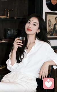 我们是原子化时代的孤岛，我愿做那座桥。用“听见”连接你我，不必急着给答案，只需让你知道：你的声音值得被郑重对待，你的感受从未被忽略。配图