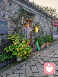 嗨！要找人说话吗！你说我听，或我说你听，或一起讨论对一件事物的看法，等你噢～很漂亮的小巷子