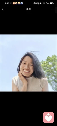 你是不是也有很多话，
不知道该跟谁说。
委屈、压力、迷茫、难过……
不用硬撑，也不用假装坚强。

我是一名倾听者，
耐心、安静、不评判、不打断。
在这里，你可以放心做自己，
把心里的情绪慢慢说出来。
陪你聊天、听你倾诉、给你陪伴。
只要你需要，我一直都在。

愿你被温柔以待，也被自己善配图