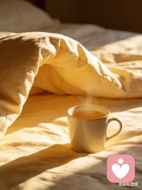 睡了一场好觉，是倾听师给自己最好的治愈
 
做倾听的人，总在接住别人的情绪与疲惫。
今天终于，安安稳稳睡了一场好觉。
 
没有紧绷，没有多虑，
身体轻轻落地，心事慢慢松绑。
原来好好睡一觉，
就是给自己最温柔的复盘与充电。
 
醒来时，阳光刚好，心态平和。
继续带着温柔与清醒，
去听、去懂、去陪伴，
也记得，先好好照顾自己。
 
🌙 好好睡觉，是自愈，也是重启
早安～亲爱的。愿你今天一切都好配图