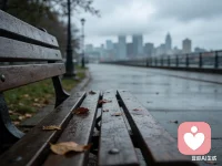  
 
天气阴，心情也跟着安静下来。
原来有些情绪，不必说给谁听，
只要被看见、被接住，就已经是治愈。
 
人总要慢慢学会，
把真心收好，把难过轻放，
不责怪，不纠缠，不勉强。
阴天总会过去，而你，也会慢慢好起来。
 
 
 
需要我再帮你写一版更简短、适合配自拍/风景图的吗？配图