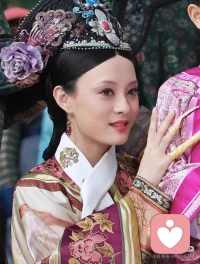 甄嬛为什么情绪稳定、人缘好、能成大事？
三刷《甄嬛传》，越看越清醒。
甄嬛能成为最后赢家，根本不是够狠，而是底气足、情绪稳、有人格魅力。
她为什么这么厉害？
❶ 从小被父母好好爱过，心里有底气，不卑不亢
❷ 饱读诗书有智慧，遇事冷静不慌
❸ 口才好、有教养，做事有分寸
❹ 心胸开阔，不斤斤计较，对比安陵容太通透
❺ 有真情、有真心，也有手段、有底线
最让我佩服的是：
端妃、敬妃、拽妃，个个都不是省油的灯
却全都心甘情愿站在甄嬛这边，帮她到底。
这就是人格魅力——让人愿意信、愿意跟、愿意帮。
真正厉害的人：
不内耗、不较劲、不讨好
情绪稳定，心中有尺，行事有度
有善良，也有锋芒
有真心，也有手段
愿我们都能活成自己人生里的甄嬛
不伤人，也不怕人
自带光芒，稳赢到底 ✨
#甄嬛传 #甄嬛传感悟 #情绪稳定 #人格魅力 #女性成长 #自我提升 #做个内心强大的人配图