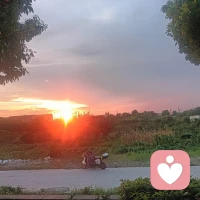 分手后如何快速走出来

分手最痛的不是失去那个人，是你还在跟过去的自己较劲。想快速走出来，不用硬扛，我给你一套马上能用、真的管用的办法，不鸡汤、不空洞。
1. 先停掉「自我折磨三件套」
- 不视奸、不翻聊天记录、不回忆细节
- 不追问「为什么」「还爱不爱」「能不能重来」
- 不拿自己和对方现在/未来的生活对比
你每多想一次，就是在重新捅自己一刀。大脑会误以为你还在恋爱，越想越痛。
2. 用「物理断联」逼自己清醒
- 能删就删，不能删就屏蔽、不看、不回
- 对方发来任何消息，只当没看见
你要的是走出来，不是体面，更不是拉扯。
3. 把情绪「排出去」，别憋
- 想哭就哭，想骂就骂（别发给对方）
- 运动、走路、做家务、听歌，让身体累起来
情绪是有容量的，倒空了，就不堵了。
4. 接受一个真相：不是你不够好
分手大多是不合适、时机错、人不对，
很少是因为「你不值得被爱」。
你很好，只是这段路，你们只能走到这。
5. 最快的解药：把注意力抢回自己身上
去做一件只有你能爽、只有你能变好的事：
- 搞钱、学习、变好看、养身体
- 见朋友、吃好吃的、睡饱觉
你越专注自己，前任在你心里的重量就越轻。
真正的放下，
不是忘了，
是想起时不再心慌，不再期待，不再难过。
你值得被人坚定选择，
而不是在一段关系里反复委屈。
慢慢来，你一定会走出来，而且会比以前更耀眼。