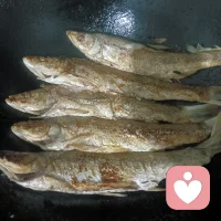 三八妇女节犒劳一下自己，香煎大白鱼，自己在野河钓的嘎嘎香哦，有想吃的没。配图