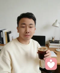 很多时候，我们只是需要一个愿意“听”的人。不用给建议，不用讲道理，只要一句“我在听”，就足够治愈。如果你也累了，我在这里等你。