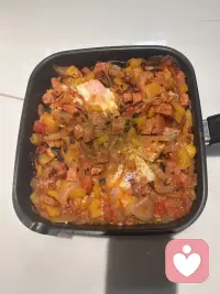 快过年了，您是否担心又要在家庭聚上面对一些尴尬场面了：面对似曾相识的亲戚，笑容僵硬却怎么也叫不出称呼；遭遇长辈连环追问，不停追问工资、婚恋、生育问题。听父母当面夸别人家孩子“年薪百万”“保研成功”自己默默剥橘子；舅妈硬塞你吃一块肥肉，说不吃就是“不给面子”；七岁时尿床的糗事，在大年夜的饭桌上被你大伯笑着讲出来；送小姨的丝巾被她当场转送给表妹，标签还没拆；全家聊天时你埋头刷手机，一抬头发现所有人正看着你。
是啊，本来过年就是放松、喜悦的，一想到要面对过年家庭聚会时的心理压力，过年就“不香”了。
如何自如地应对过年家庭聚会上的尴尬呢？
一、提前调整心态，降低期待

1. 接受“不完美”

家庭聚会往往夹杂着复杂的情感，不必强求“和谐完美”。允许对话中有分歧、沉默或尴尬时刻，告诉自己：“不必让所有人满意，保持轻松就好。”

2. 转换角色视角

试着从“被动应对者”转为“主动观察者”。关注家人的互动模式、代际差异背后的故事，甚至用人类学家的眼光看待习俗，会减少代入感带来的压力。

二、预设边界，减少情绪消耗

1. 准备好“温和应对模板”
   对常见问题（工作、婚恋、比较）提前想好回应，例如：
“还在进展中，有消息一定告诉大家！”
“谢谢关心，您最近身体怎么样？”（转移话题）
“每家都有自己的节奏，我觉得现在挺踏实的。”

2. 允许自己暂时离开

如果感到疲惫，可以借口接电话、帮忙备菜，去阳台透透气，给自己几分钟独处恢复能量。

三、寻找情感联结点

1. 关注“人”而非“评价”

主动问长辈童年故事、家族往事（“奶奶，您小时候怎么过年？”），或请孩子教你玩新游戏，这些互动能跳出惯有的沟通框架，建立平等联结。

2. 发现共同体验
   一起做简单的事：包饺子、看旧照片、合作小游戏，共同行动能自然缓解言语压力。

四、自我关怀与自我安抚

1. 聚会前储备能量

当天做些让自己放松的事：听音乐、运动、冥想，提前进入平静状态。

2. 聚会后自我安抚

如果某些对话引发困扰，告诉自己：“他们的看法反映的是他们的价值观，不代表我的价值。” 通过写日记、与朋友倾诉释放情绪。

五、三个有用的心理“小工具”

1.呼吸法：紧张时默默深呼气（4秒吸气-7秒屏息-8秒呼气），快速平静神经系统。

2.焦点外移：过度自我关注容易紧张，认真观察环境细节（窗帘花纹、窗外的树），让注意力配图
