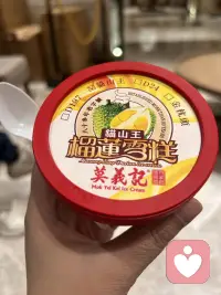 快过年了，您是否担心又要在家庭聚上面对一些尴尬场面了：面对似曾相识的亲戚，笑容僵硬却怎么也叫不出称呼；遭遇长辈连环追问，不停追问工资、婚恋、生育问题。听父母当面夸别人家孩子“年薪百万”“保研成功”自己默默剥橘子；舅妈硬塞你吃一块肥肉，说不吃就是“不给面子”；七岁时尿床的糗事，在大年夜的饭桌上被你大伯笑着讲出来；送小姨的丝巾被她当场转送给表妹，标签还没拆；全家聊天时你埋头刷手机，一抬头发现所有人正看着你。
是啊，本来过年就是放松、喜悦的，一想到要面对过年家庭聚会时的心理压力，过年就“不香”了。
如何自如地应对过年家庭聚会上的尴尬呢？
一、提前调整心态，降低期待

1. 接受“不完美”

家庭聚会往往夹杂着复杂的情感，不必强求“和谐完美”。允许对话中有分歧、沉默或尴尬时刻，告诉自己：“不必让所有人满意，保持轻松就好。”

2. 转换角色视角

试着从“被动应对者”转为“主动观察者”。关注家人的互动模式、代际差异背后的故事，甚至用人类学家的眼光看待习俗，会减少代入感带来的压力。

二、预设边界，减少情绪消耗

1. 准备好“温和应对模板”
   对常见问题（工作、婚恋、比较）提前想好回应，例如：
“还在进展中，有消息一定告诉大家！”
“谢谢关心，您最近身体怎么样？”（转移话题）
“每家都有自己的节奏，我觉得现在挺踏实的。”

2. 允许自己暂时离开

如果感到疲惫，可以借口接电话、帮忙备菜，去阳台透透气，给自己几分钟独处恢复能量。

三、寻找情感联结点

1. 关注“人”而非“评价”

主动问长辈童年故事、家族往事（“奶奶，您小时候怎么过年？”），或请孩子教你玩新游戏，这些互动能跳出惯有的沟通框架，建立平等联结。

2. 发现共同体验
   一起做简单的事：包饺子、看旧照片、合作小游戏，共同行动能自然缓解言语压力。

四、自我关怀与自我安抚

1. 聚会前储备能量

当天做些让自己放松的事：听音乐、运动、冥想，提前进入平静状态。

2. 聚会后自我安抚

如果某些对话引发困扰，告诉自己：“他们的看法反映的是他们的价值观，不代表我的价值。” 通过写日记、与朋友倾诉释放情绪。

五、三个有用的心理“小工具”

1.呼吸法：紧张时默默深呼气（4秒吸气-7秒屏息-8秒呼气），快速平静神经系统。

2.焦点外移：过度自我关注容易紧张，认真观察环境细节（窗帘花纹、窗外的树），让注意力配图