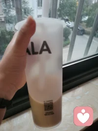 风把夏天的最后一阵热意揉碎在晚香玉的花瓣里，路灯亮起来的时候，连影子都变得软乎乎的。今天的奶茶少糖刚好，路过的猫蹭了蹭我的裤脚，原来不用等什么惊天动地的好运，细碎的温柔凑在一起，就已经是很好的一天。 