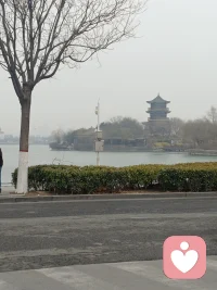 内心充满恐惧,害怕,心无处安放，感觉自己没有安全感。深挖一下是什么让自己如此啊？是不是自己想要的太多了。这时就会感觉轻松很多！