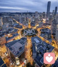 人生风雨常有，不必独自硬扛，愿你放下顾虑，坦然求助，以温柔待己，方能遇见更澄澈的自己。配图