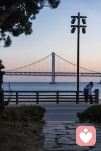 那些缺席的陪伴，不是你不够好，只是对方没能力接住你。别用别人的疏忽惩罚自己，你值得被稳稳放在心上，好好被爱。