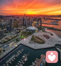 先建立安全咨访关系，共情接纳来访者的焦虑与痛苦，避免否定其感受。采用认知重构，帮来访者识别强迫思维的非理性认知，区分想法与事实，纠正灾难化、绝对化思维。配合行为干预，运用暴露与反应预防技术，逐步面对引发强迫思维的场景，阻止仪式化行为。教予正念觉察技巧，引导其以旁观者视角看待念头，不评判、不纠缠。同时评估情绪状态，缓解伴随的焦虑抑郁，必要时联动医学干预，全程循序渐进巩固效果，提升来访者自我调节能力。