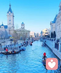 人生本质是一场持续的自我和解。我们总习惯用过去的标尺衡量现在，却忘了每个阶段的自己，都在当时的认知里做了最优选择。那些过往的遗憾或冲动，不是包袱，而是阅历的沉淀，促成了如今的清醒与成熟。
 
人生的价值，不在于从未犯错，而在于能否自省、接纳，并继续前行。接纳过去的不完美，认可当下的努力，珍惜身边的羁绊，这就是对生活最好的回应。