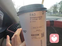 这两天冷风突然钻进衣领，才惊觉秋裤还没翻出来。地铁站口卖烤红薯的大爷生意突然火爆，排队的人群呵着白气，手里攥着热乎的烤红薯像攥着回家的车票。写字楼里敲键盘的声响没停，可午休时同事们都在刷车票APP，屏幕蓝光映着每个人眼里的急切——原来降温最锋利的不是寒风，是突然涌上心头的，那句妈，我周末就回。配图