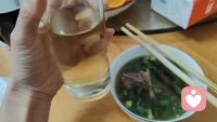 她总在黄昏准时举杯，琥珀色的液体在夕阳里摇晃。酒杯是老友，酒精是止痛药。第一口微苦，第二口回甘，第三口便忘了为何而饮。窗外的灯火渐次亮起，她数着酒杯里的倒影，像在清点那些无人知晓的旧时光。酒瓶排列成沉默的日历，记录着每个按时赴约的夜晚。配图