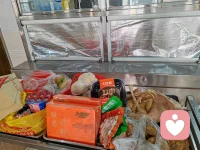 放假本想歇歇，过年却更忙了。采买年货、打扫房间、准备年夜饭，每天像陀螺转不停。亲戚串门、朋友聚会，看似热闹，实则疲惫。看着满桌饭菜，却累得没胃口。好不容易闲下来，又开始琢磨初几走亲戚、送什么礼。这过年啊，忙得脚不沾地，却也在这忙碌里，品出了团圆的滋味。配图