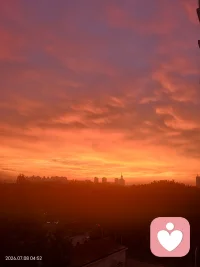 凌晨四点半的漫天橘红，
天地都安静下来，
此刻只静静听风与朝霞说话，
所有心事都被这片滚烫温柔接住。