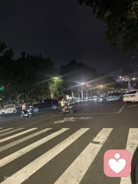 深夜的路口车流往复，每个人都奔赴属于自己的归途。
白天藏起所有疲惫，夜晚独自消化无人知晓的心事。
如果你找不到倾诉的人，我在这里安静等你，接纳你所有压抑与委屈。