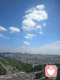 抬头望这片澄澈蓝天，楼下成片楼宇里，藏着无数无人倾诉的心事。
我们日复一日奔波，习惯把委屈、焦虑、迷茫全部藏在心底，怕打扰亲友，怕被说矫情，独自消化所有内耗。