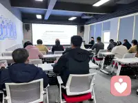 职场最耗人的，往往不是工作，是人际关系。
被甩锅、被抢功、被阴阳、被过度麻烦……
很多人要么忍到内伤，要么硬刚到尴尬。
其实同事相处的关键，就两件事：立边界、讲事实。
不主动惹事，也不被动受气；不参与八卦，也不刻意讨好；该拒绝就温和拒绝，该澄清就清晰表达。
好的同事关系，是舒服、省心、互不消耗，而不是必须打成一片。配图
