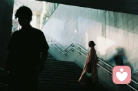 亲爱的，别慌张。我们都在虚张声势，我们都在苦苦支撑，我们都有可能一败涂地。但至少，我们还能选择平静接受。