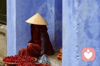 人这个东西是很有意思的，总是靠希望生活，不管是生活得好还是不好，都希望自己的环境变化，变得新一点，不可捉摸一点，否则便会觉得平淡、空虚，你也一样。