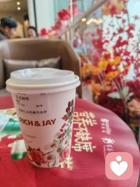 今天帮助一位来访者找到了困扰她三年的情绪卡点——一种深层的“不配得
感”。当她意识到这种感觉源于童年某个被忽视的瞬间，眼泪决堤后是释然的微
笑。我再次确信：专业的陪伴不仅仅是倾听，更是用心理学工具照亮那些被遗忘
的角落，让人生的轨迹因此转向光明。配图