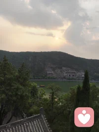 大脑是一个会学习的器官，它可以随着你的体验而发生改变。我们所反复感觉、感受、追求和思考的一切正在塑造着我们的神经结构，缓慢，但确定无疑。你给它喂养什么，就会壮大什么…那些强烈的、持久的或者反复出现的精神活动，尤其是意识领域的，会给我们的神经结构留下持久的印记，就像汹涌的水流重塑河床一样。如果你定期进行放松训练，那么这种行为将使你体内一些能够缓解紧张的基因活动更加频繁，从而增强你的适应和复原能力！配图