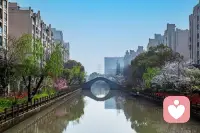 你的痛苦，并不是因为谁离开了你，或者你失去了什么，你的痛苦来自于你的内心，坚定的认为这件事不该这样发生，其实这是你内心的执着，因为你的内心有一个关于人事物，必须要怎样的那种固有的认知，你认为爱必须是要忠诚的，承诺必须要说到做到。所有的日子必须要按照你的规划走，现实一旦达不要你的要求，你内心就难受和痛苦，其实你痛的不是失去，是你发现你人生的剧本，没按你希望的方向去演绎，你抓着不放的不是某个人某件事，而是你觉得这个人这件事必须要这样做才是对的，这就是你的执念。当有一天，你痛到不行的时候，你会问自己，为什么这件事一直放不下，为什么这个问题一直困住我？ 那恭喜你，你已经找到困住自己的那根线了，这就是一个人觉醒过来的开始。

所以，如果你在这种情况下，能够向后退一步，一个第三者的视角，来看看你这个人生的整个剧情，你是怎么演绎的，怎么进行的，你就像看一场戏一样，去看自己过往的所有经历，你会发现你周旋的从来不是别人，而是你幻想当中的完美，和现实当中的无能为力之间的反复纠缠。

所以遇到事情的时候，先别一上来就谈放下，先试试去允许，允许现实和你的固有认知不一样，允许别人做你意料之外的选择，允许自己没有活成你理想当中的样子，这其实不是认命，是你不再对外界挑错了，你只是想安安稳稳的，待在此刻的自己里，允许一切事情穿越你，允许一切事情的发生，这时你会发现，所有的执念是来自你的心里，当你开始平等的拥抱他们，你自然也就安静了。

所以，如果