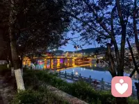 越是困难的时候，越不要自我磨损呀。稳定的人在低谷时也会好好生活的，逼自己睡觉、洗澡、认真吃饭、注意健康，守好自己生活的基本防线；而内耗的人在痛苦中，反而会用熬夜、不做卫生、绝食或暴食来折磨自己。可其实，正是吃饭、睡觉这些小小的锚点在提醒你，你还没有彻底溃败。重新出发从来不是一口气就能扛过去，而是靠一点一点，把自己拉回能站稳的地方。配图
