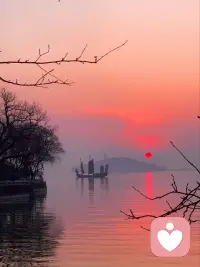 很通透的一段话：“一个骑电动车的人，会羡慕开大众的；开大众的，会羡慕开奔驰的；开奔驰的又有可能负债累累，又很羡慕骑电动车的人。人生兜了一圈，欲望就是一个圆。
    
不要去羡慕任何人的生活，其实谁家的锅底都有灰。不是别人风光无限，而是他们的一地鸡毛没让你看见。人生没有绝对的幸福，只有自己知不知足。”
    
人生本就是一场循环的欲望，人人都在仰望别人，人人都在羡慕别人。
你看见的，永远是别人精心呈现的体面，是滤镜下的岁月静好。
    
你看不见的，是深夜的崩溃、难言的苦衷，是藏在风光背后的一地琐碎与万般疲惫。
世人都擅长隐藏狼狈，展示温柔。没有谁的生活全然顺遂，家家都有解不开的难题，人人都有渡不完的难关。
    
所谓风光无限，不过是旁人的肉眼所见；所谓圆满人生，不过是每个人都在默默自愈。
很多时候，我们过得不快乐，不是生活亏欠了自己，是贪心蒙蔽了本心。
永远向上攀比，永远不知满足，永远盯着未得到的，所以永远心生缺憾。
    
总以为换一种生活、拥有更多东西，就能彻底解脱、万般顺遂。
    
可真正抵达之后才发现，每个位置都有对应的烦恼，每种生活都有专属的遗憾。
成年人最顶级的通透，就是停止仰望别人，认真接纳自己的生活。
不贪恋不属于自己的繁华，不纠结求而不得的遗憾，守住自己的节奏，珍惜当下的拥有。
    
三餐温饱，身心安然，家人无恙，岁岁安稳，就是普通人最好的幸福。

时间宝贵，谢谢您的停留。祝每一个读完这段文字的你：得偿所愿、健康快乐！