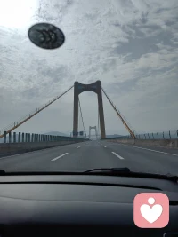 真正的成长，不是变得无坚不摧，
而是学会温柔地拥抱自己。
允许情绪流动，允许偶尔脆弱，
你不必一直坚强，只要一直向阳。配图