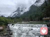 别让任何人消耗你内心的睛朗，生活应该被热爱的人和事填满 。
这个世界我们只来一次 吃最想吃的 见想见的 做自己喜欢做的