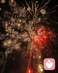 烟花起，照人间，喜悦无边。
作为倾听者，我听过许多故事，
最愿听到的，是你幸福的消息。
新的一年，愿你的世界：
内心有山海，耳边有清欢，所求皆如愿。配图