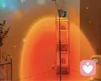 身体骗过大脑，你信吗？

你有没有过这种感觉？心情不好就缩成一团，越缩着越憋闷；早上对镜子咧嘴笑一下，出门后好像真没那么糟了。  

这真不是错觉。心理学有个理论叫“具身认知”。以前我们觉得，大脑是司令官，身体只是执行命令的士兵。但这个理论说：搞反了——身体的状态，随时在影响甚至欺骗大脑。你皱眉，大脑可能就觉得事情很严肃；你挺直腰板，大脑就收到“一切安好”信号。  

生活里一抓一把的例子：  

笔实验：两组人的评价漫画。一组用牙齿咬笔（做出微笑），另一组用嘴唇含笔（抿嘴）。结果“咬牙组”觉得漫画好笑多了——脸笑了，脑子就信了。 

冷和热：手握热咖啡，更容易觉得对方“温暖”；握冰水，感觉就冷一点。身体温度，悄悄影响着人际温度。 

点头摇头：听人说话时轻轻点头，你会更容易认同对方；要是老摇头，可能越想越觉得不对。 

姿势：面试前紧张，试着挺直腰背、双手放松。一个自信的身体，能给大脑打气。  

给你实用建议：  想开心？别等心情好转，先让身体笑出来。心情down了？别闷着想，直接站起来走两步、洗个热水澡、用力打开肩膀。身体姿势变了，卡住的情绪可能就松动了。  

核心就一句：身心不是两个系统，你如何动用身体，决定了你如何思考世界。