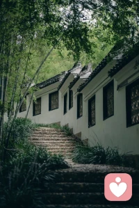 与其选择离婚，不如过婚内单身的生活。
 
如今身边越来越多人，都在默默选择这种相处模式：
法律上依旧是夫妻，现实里早已貌合神离，各过各的人生，互不干涉彼此的自由，非必要不主动联系，只为维持表面的体面与完整。
 
在父母、孩子、亲戚、朋友、同事面前，依旧是和睦的一家人。逢重要场合，全家一同出席，在外人眼中，依旧是家庭和谐、幸福美满的模样。可私下里，生活上各管各的，平日里没有问候，没有惊喜，没有礼物与红包，顶多逢年过节，例行公事陪双方父母吃一顿团圆饭。彼此之间，不关注、不期待、不依赖、不指责、不抱怨。
 
对比从前无休止的争吵、漫长又煎熬的冷战，如今的状态反而让人觉得轻松自在。很多人不解，明明走到这一步，为何不干脆离婚，反而要互相耗着？
 
大家做出这样的选择，
不过是在攒够无数失望后，权衡利弊后的妥协：为了给孩子一个形式上完整的家，不打破现有的生活平衡，不影响孩子的成长，尽力给孩子一个安稳的未来；
也为了不让年迈的父母操心担忧。
 
于是，两个在婚姻里看不到希望的人，意外达成了共识，心照不宣地选择隐忍将就。
曾经情深意重的夫妻，如今可以是朋友、是亲人、是合伙人，唯独不再是爱人。两个人清醒又无奈地，熬过一天又一天。
 
其实婚姻从来不是生活的全部，更不是人生的终点，它只是一段旅程、一种体验。别让一段不幸福的婚姻，占据了你全部的心情与人生。配图