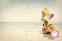 兔子太太今天不开心。即使回到家见到亲爱的兔子先生依然不开心。
兔子先生今天很高兴，兴致勃勃的想告诉太太他升职了每个礼拜可以多挣一筐胡萝卜。
可是他亲爱的兔子太太不开心，他很惊慌是不是他做错了什么。
于是他讲着今天听到的笑话想逗太太高兴。
兔子太太却只是转头回了卧室。
兔子先生很沮丧，也很委屈。
他们背对背睡了一晚。

兔子太太没有告诉先生今天松鼠小姐冤枉她偷了她的坚果，不陪他说话也是因为怕将自己的糟糕情绪传染给他。
兔子先生始终无法开口说自己升职了，也没法对太太说他想让她笑一笑，他喜欢她的笑，洁白的牙齿像嫩嫩的松子仁。

狐狸太太今天很不高兴，因为灰狼太太说她的项链款式早就过时了，她的才是最新的。
狐狸先生今天很高兴，他的好哥们大棕熊终于要与深爱的棕熊小姐结婚了。
他高高兴兴的回家。在餐桌上问太太应该准备什么礼物。
太太漫不经心似乎没有听见。
他觉得太太一定被人欺负了。便心疼的问了缘由。
狐狸太太很委屈，哭着说了今天的事。
狐狸先生很生气，立刻拉着狐狸太太去订做了一条新的、独一无二的项链。
狐狸太太很高兴，她想她的先生真的很爱她。
狐狸先生也很高兴，他乐意满足太太小小的虚荣。
这一夜，他们相拥而眠。

兔子先生无疑是深爱兔子太太的，他那么在意她的喜怒哀乐。
兔子太太也一定是深爱兔子先生的，她宁愿所有委屈自己一个人扛。
可他们冷战了。因为爱。因为自以为是。

狐狸先生是爱狐狸太太的，他愿意包容她的小缺点。
狐狸太太更是爱狐狸先生的，她在他面前愿意卸下一切伪装。
他们很幸福。因为信任。因为懂得。

我很爱很爱你，可我们不能在一起。
因为我那么爱你，所以你一定懂我所未言。
因为我太过在乎你，怕将你的生活搅得一团糟。
因为你总是那么关心我，我怎么能让自己拖你后腿。

------看。这就是兔子夫妻爱情的悲剧。

我们相处得不温不火，也许一不小心就天长地久。
爱情不是我知道我爱你，而是我相信你爱我。

责任不是因为我说了一句 I do，而是因为当初要手牵手走完一生的勇气和决心。
信任不是因为我们的关系，而是因为你是独一无二能让我放下戒备的那个人。

-------瞧。这就是狐狸夫妻爱情的温暖配图