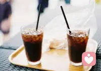 兔子太太今天不开心。即使回到家见到亲爱的兔子先生依然不开心。
兔子先生今天很高兴，兴致勃勃的想告诉太太他升职了每个礼拜可以多挣一筐胡萝卜。
可是他亲爱的兔子太太不开心，他很惊慌是不是他做错了什么。
于是他讲着今天听到的笑话想逗太太高兴。
兔子太太却只是转头回了卧室。
兔子先生很沮丧，也很委屈。
他们背对背睡了一晚。

兔子太太没有告诉先生今天松鼠小姐冤枉她偷了她的坚果，不陪他说话也是因为怕将自己的糟糕情绪传染给他。
兔子先生始终无法开口说自己升职了，也没法对太太说他想让她笑一笑，他喜欢她的笑，洁白的牙齿像嫩嫩的松子仁。

狐狸太太今天很不高兴，因为灰狼太太说她的项链款式早就过时了，她的才是最新的。
狐狸先生今天很高兴，他的好哥们大棕熊终于要与深爱的棕熊小姐结婚了。
他高高兴兴的回家。在餐桌上问太太应该准备什么礼物。
太太漫不经心似乎没有听见。
他觉得太太一定被人欺负了。便心疼的问了缘由。
狐狸太太很委屈，哭着说了今天的事。
狐狸先生很生气，立刻拉着狐狸太太去订做了一条新的、独一无二的项链。
狐狸太太很高兴，她想她的先生真的很爱她。
狐狸先生也很高兴，他乐意满足太太小小的虚荣。
这一夜，他们相拥而眠。

兔子先生无疑是深爱兔子太太的，他那么在意她的喜怒哀乐。
兔子太太也一定是深爱兔子先生的，她宁愿所有委屈自己一个人扛。
可他们冷战了。因为爱。因为自以为是。

狐狸先生是爱狐狸太太的，他愿意包容她的小缺点。
狐狸太太更是爱狐狸先生的，她在他面前愿意卸下一切伪装。
他们很幸福。因为信任。因为懂得。

我很爱很爱你，可我们不能在一起。
因为我那么爱你，所以你一定懂我所未言。
因为我太过在乎你，怕将你的生活搅得一团糟。
因为你总是那么关心我，我怎么能让自己拖你后腿。

------看。这就是兔子夫妻爱情的悲剧。

我们相处得不温不火，也许一不小心就天长地久。
爱情不是我知道我爱你，而是我相信你爱我。

责任不是因为我说了一句 I do，而是因为当初要手牵手走完一生的勇气和决心。
信任不是因为我们的关系，而是因为你是独一无二能让我放下戒备的那个人。

-------瞧。这就是狐狸夫妻爱情的温暖配图