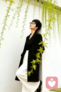 不必总是匆匆赶路，偶尔也要停下来，等一等灵魂。
看看路边新开的花，感受一下午后的暖阳。生活中的幸福感，往往藏在那些看似“无用”的慢时光里。配图