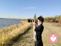 生活不必总绷着神经，偶尔慢下来，听听风，看看云，让心松一松。那些焦虑和纠结，其实没那么重要。允许自己不完美，允许事情慢慢来，把多余的心事放下，脚步自然就轻快了。好好吃饭，好好睡觉，好好对待自己，就是最踏实的幸福。配图