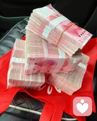 工资低、涨薪被拒？别让压力压垮你的价值
 
先给你一个温暖的拥抱——我知道你此刻的疲惫有多沉。每天认真工作，扛起该负的责任，满心期待涨薪能缓解生活压力，可老板的“不批”像一盆冷水，浇灭期待的同时，更让你陷入“我是不是不够好”“我的付出不值得”的自我怀疑，甚至觉得未来看不到头，压力大到喘不过气。
 
但亲爱的，涨薪被拒≠你没有价值，工资低也不代表你的付出一文不值。我们先试着把“结果”和“自我”剥离开来：老板拒绝涨薪，可能有公司层面的客观原因——或许是现阶段财务预算紧张，或许是团队薪酬体系有固定规则，或许是他暂时没看到你工作背后的深层价值，这从来都不能直接等同于“你不配”。你感受到的压力，一半来自生活的现实重担，一半来自“付出与回报不对等”的心理落差，这些情绪都真实且合理，不必强迫自己“忍一忍就过去”，先允许自己难过、委屈，接纳情绪，才是缓解内耗的第一步。
 
接下来，我们试着换个视角看问题：工资是对当下劳动的回报，但它从来不是衡量你价值的唯一标尺。你在工作中积累的经验、锻炼的能力、打磨的专业度，还有面对困境时依然坚守岗位的责任心，这些都是藏在你身上的“隐形资产”，不会因为一次涨薪被拒就消失。就像一棵小树，暂时没开花结果，不代表它没有在土壤里默默扎根——你此刻的每一份付出，都是在为未来的“议价能力”铺路。
 
然后，我们可以试着做两件事，把压力转化为行动的动力：
 
第一件事，理性复盘，而非自我否定。静下心来想一想：老板拒绝涨薪时，有没有给出具体理由？是觉得你的工作成果还不够突出，还是公司有明确的涨薪考核标准？如果是前者，不妨把这次“拒绝”当作一次“成长提示”，梳理自己的工作亮点与不足，接下来有针对性地提升——比如主动承担更有挑战性的任务，用数据、成果证明自己的不可替代性；如果是公司层面的客观限制，也不必过度纠结，这不是你的问题，不必用别人的规则惩罚自己。
 
第二件事，关照自己，给压力找个出口。压力山大的时候，别逼着自己“硬扛”。去做点能让你暂时忘记烦恼的事：和朋友吐槽一场，吃一顿喜欢的美食，来一次大汗淋漓的运动，或者只是安安静静睡一觉。生活不只有工作和工资，你的情绪、你的健康，同样值得被重视。请记住，你努力工作是为了更好地生活，而不是让生活被工作的压力吞噬。
 
最后想对你说：涨薪是一个双向选择的过程，既需要你的能力匹配，也需要时机和环境的契合。配图