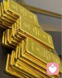 工资低、涨薪被拒？别让压力压垮你的价值
 
先给你一个温暖的拥抱——我知道你此刻的疲惫有多沉。每天认真工作，扛起该负的责任，满心期待涨薪能缓解生活压力，可老板的“不批”像一盆冷水，浇灭期待的同时，更让你陷入“我是不是不够好”“我的付出不值得”的自我怀疑，甚至觉得未来看不到头，压力大到喘不过气。
 
但亲爱的，涨薪被拒≠你没有价值，工资低也不代表你的付出一文不值。我们先试着把“结果”和“自我”剥离开来：老板拒绝涨薪，可能有公司层面的客观原因——或许是现阶段财务预算紧张，或许是团队薪酬体系有固定规则，或许是他暂时没看到你工作背后的深层价值，这从来都不能直接等同于“你不配”。你感受到的压力，一半来自生活的现实重担，一半来自“付出与回报不对等”的心理落差，这些情绪都真实且合理，不必强迫自己“忍一忍就过去”，先允许自己难过、委屈，接纳情绪，才是缓解内耗的第一步。
 
接下来，我们试着换个视角看问题：工资是对当下劳动的回报，但它从来不是衡量你价值的唯一标尺。你在工作中积累的经验、锻炼的能力、打磨的专业度，还有面对困境时依然坚守岗位的责任心，这些都是藏在你身上的“隐形资产”，不会因为一次涨薪被拒就消失。就像一棵小树，暂时没开花结果，不代表它没有在土壤里默默扎根——你此刻的每一份付出，都是在为未来的“议价能力”铺路。
 
然后，我们可以试着做两件事，把压力转化为行动的动力：
 
第一件事，理性复盘，而非自我否定。静下心来想一想：老板拒绝涨薪时，有没有给出具体理由？是觉得你的工作成果还不够突出，还是公司有明确的涨薪考核标准？如果是前者，不妨把这次“拒绝”当作一次“成长提示”，梳理自己的工作亮点与不足，接下来有针对性地提升——比如主动承担更有挑战性的任务，用数据、成果证明自己的不可替代性；如果是公司层面的客观限制，也不必过度纠结，这不是你的问题，不必用别人的规则惩罚自己。
 
第二件事，关照自己，给压力找个出口。压力山大的时候，别逼着自己“硬扛”。去做点能让你暂时忘记烦恼的事：和朋友吐槽一场，吃一顿喜欢的美食，来一次大汗淋漓的运动，或者只是安安静静睡一觉。生活不只有工作和工资，你的情绪、你的健康，同样值得被重视。请记住，你努力工作是为了更好地生活，而不是让生活被工作的压力吞噬。
 
最后想对你说：涨薪是一个双向选择的过程，既需要你的能力匹配，也需要时机和环境的契合。配图