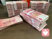 工资低、涨薪被拒？别让压力压垮你的价值
 
先给你一个温暖的拥抱——我知道你此刻的疲惫有多沉。每天认真工作，扛起该负的责任，满心期待涨薪能缓解生活压力，可老板的“不批”像一盆冷水，浇灭期待的同时，更让你陷入“我是不是不够好”“我的付出不值得”的自我怀疑，甚至觉得未来看不到头，压力大到喘不过气。
 
但亲爱的，涨薪被拒≠你没有价值，工资低也不代表你的付出一文不值。我们先试着把“结果”和“自我”剥离开来：老板拒绝涨薪，可能有公司层面的客观原因——或许是现阶段财务预算紧张，或许是团队薪酬体系有固定规则，或许是他暂时没看到你工作背后的深层价值，这从来都不能直接等同于“你不配”。你感受到的压力，一半来自生活的现实重担，一半来自“付出与回报不对等”的心理落差，这些情绪都真实且合理，不必强迫自己“忍一忍就过去”，先允许自己难过、委屈，接纳情绪，才是缓解内耗的第一步。
 
接下来，我们试着换个视角看问题：工资是对当下劳动的回报，但它从来不是衡量你价值的唯一标尺。你在工作中积累的经验、锻炼的能力、打磨的专业度，还有面对困境时依然坚守岗位的责任心，这些都是藏在你身上的“隐形资产”，不会因为一次涨薪被拒就消失。就像一棵小树，暂时没开花结果，不代表它没有在土壤里默默扎根——你此刻的每一份付出，都是在为未来的“议价能力”铺路。
 
然后，我们可以试着做两件事，把压力转化为行动的动力：
 
第一件事，理性复盘，而非自我否定。静下心来想一想：老板拒绝涨薪时，有没有给出具体理由？是觉得你的工作成果还不够突出，还是公司有明确的涨薪考核标准？如果是前者，不妨把这次“拒绝”当作一次“成长提示”，梳理自己的工作亮点与不足，接下来有针对性地提升——比如主动承担更有挑战性的任务，用数据、成果证明自己的不可替代性；如果是公司层面的客观限制，也不必过度纠结，这不是你的问题，不必用别人的规则惩罚自己。
 
第二件事，关照自己，给压力找个出口。压力山大的时候，别逼着自己“硬扛”。去做点能让你暂时忘记烦恼的事：和朋友吐槽一场，吃一顿喜欢的美食，来一次大汗淋漓的运动，或者只是安安静静睡一觉。生活不只有工作和工资，你的情绪、你的健康，同样值得被重视。请记住，你努力工作是为了更好地生活，而不是让生活被工作的压力吞噬。
 
最后想对你说：涨薪是一个双向选择的过程，既需要你的能力匹配，也需要时机和环境的契合。配图