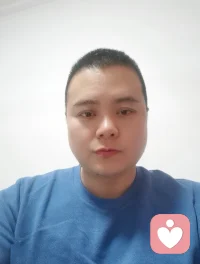 一人，一山，一路，一春

长路漫漫，红日将晚。

春山日暮，心有归期。 

一蓑烟雨，慢赴山河。

无论是繁花似锦，还是孤寂独行，都是生活必经的风景。

不必慌张，按自己的节奏，走完这一程山水。

且行且慢，让心在山水间安放，在每一个当下，遇见最好的自己