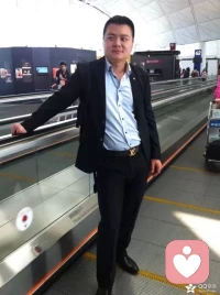 有没有发现，除了预制菜，我们好像也在慢慢变成“预制人”了？所谓的“预制人”，指的就是：放弃自主思考、个性化选择和人生的可能性，被动遵循社会既定的模板，把生活过成提前设定好流程的“预制模式”的人，就像标准化生产的产品一样活着。例如：上学时，我们按照“考高分、读热门专业、找稳定工作”的人生模版走，却很少问自己对什么真正感兴趣。工作后，我们挤破头进大厂、考编制，拼命内卷、求高薪，以为那是“最正确”的路，哪怕每天都在为此内耗，也不敢跳出既定轨道。到了年纪，我们按部就班地结婚、生子，流程走得滴水不漏，却忽略了两个人是否真的相爱、这段关系是否让自己舒适。甚至很多人在生活中，与人社交会有提前制定的回复话术，节假日的朋友圈也提前一周拍照、P图、写文案……有网友无奈地调侃：“世界是一个巨大的预制工厂，大家都在吃预制菜、学预制课、打预制工、说预制话、爱预制人，过着一成不变的预制人生。”