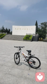 朋友圈，
不是想炫耀什么，
只是想好好记录生活，
也想让在乎的人，
知道我一切都好。