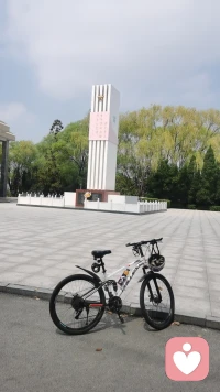 朋友圈，
不是想炫耀什么，
只是想好好记录生活，
也想让在乎的人，
知道我一切都好。