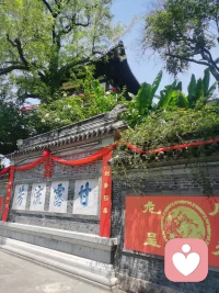 千年古刹金山寺，焚香祈福，寻一方心安，渡万般顺遂 。听金山钟声，沐江天禅意，愿日子清欢，所念皆安 。红墙映江水，梵音绕古寺，以诚心祈愿，渡往后坦途。江天一色，禅意满怀，金山祈福，福泽绵长配图